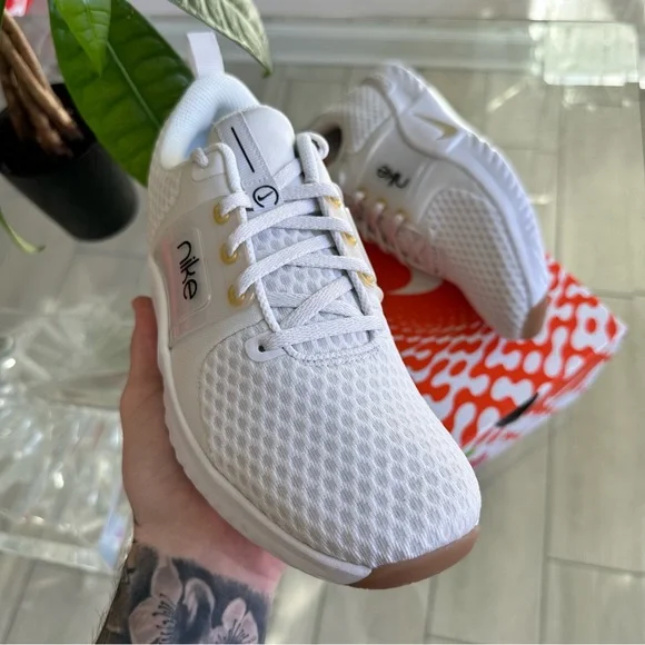 NEW NIKE TRAINING SNEAKERS WHITE - Picture 2 of 3